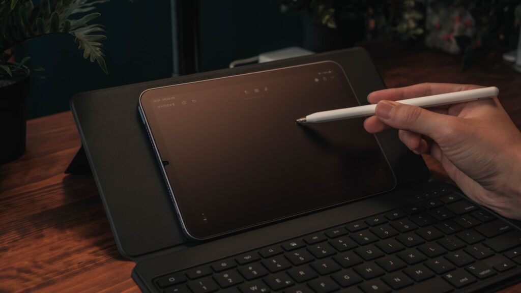 キーボードを付けたままのiPadに、Apple Pencilで書き込もうとしている手元