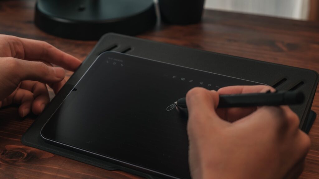 机に寝かせたiPadの空白のメモに、Apple Pencilで書き始めたところ