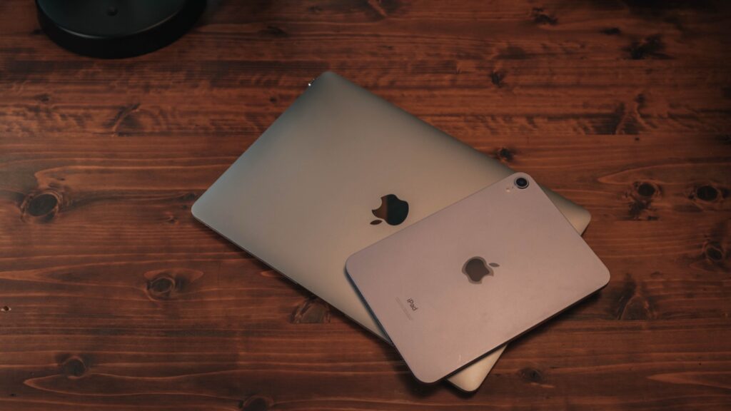 大きさの違うiPadを2台、背面を上にして重ねたところ。サイズの差が分かる